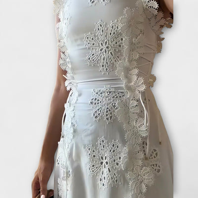 Éliora – Maxikleid mit Spitzenblumenmuster und Bindegurten